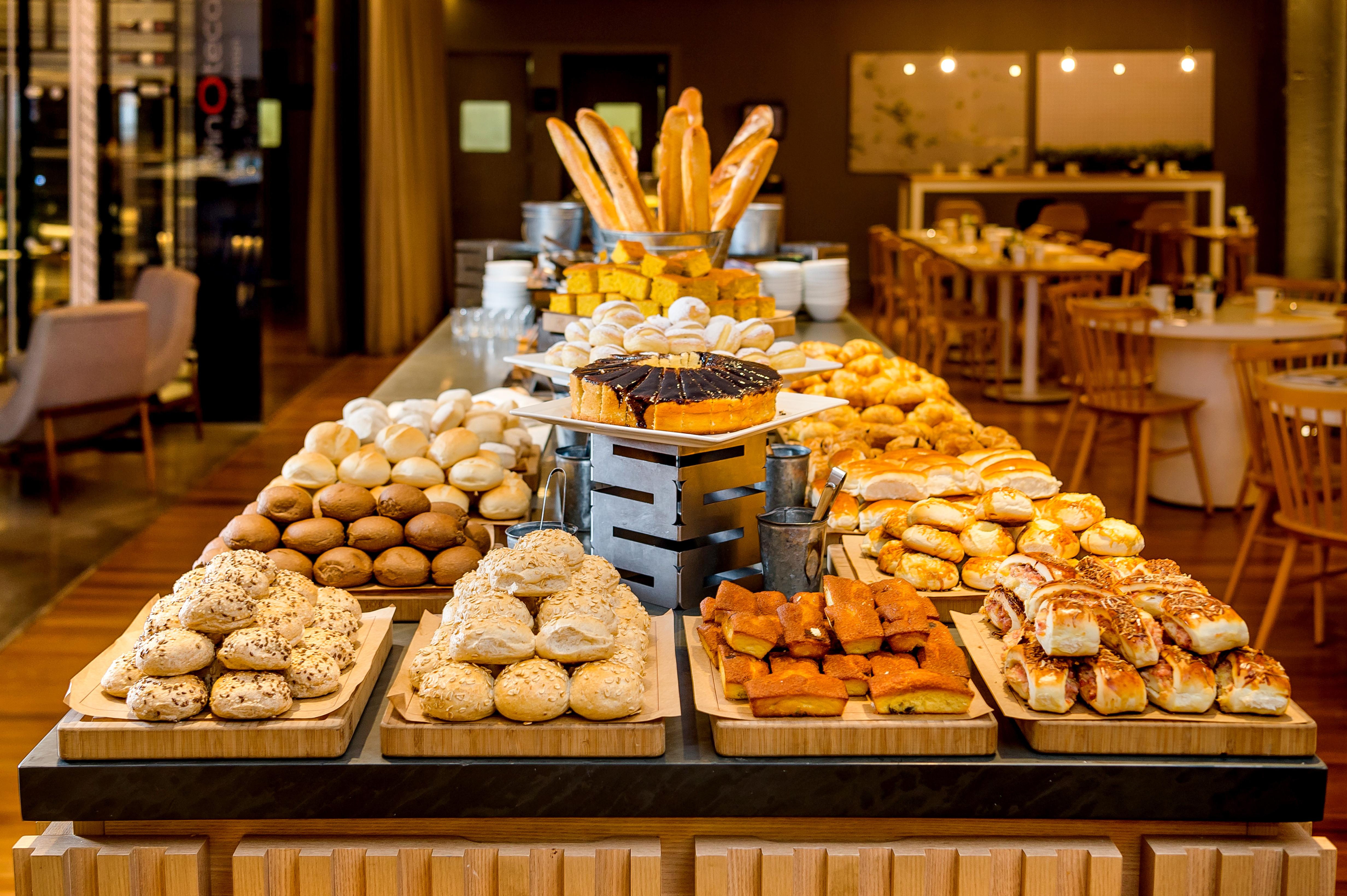 فندق بولمان ساو باولو مطار جوارول هاوس جوارولوس المظهر الخارجي الصورة A bread buffet at a hotel